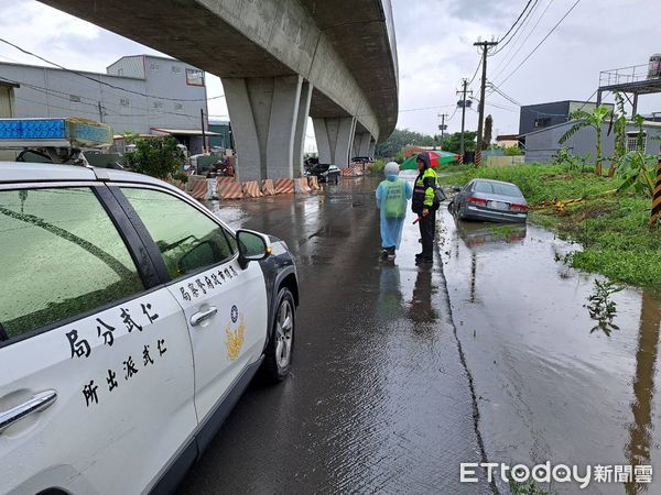 ▲▼轎車不慎駛進水溝 。（圖／記者許宥孺翻攝）