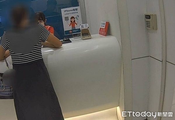 ▲王姓女子臨櫃滙45萬元「工程款」。（圖／八德警分局提供）