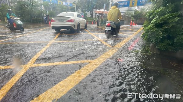 ▲▼高雄7日上午降下豪大雨。（圖／記者吳世龍攝）