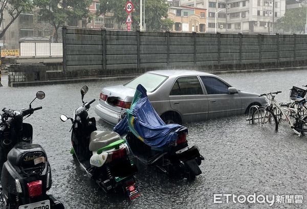 ▲▼快訊／高雄雷雨彈狂炸！水淹半個輪胎高，網傻：比上次停班還誇張。（圖／民眾提供）