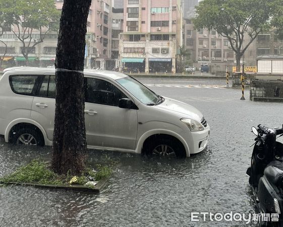 ▲▼快訊／高雄雷雨彈狂炸！水淹半個輪胎高，網傻：比上次停班還誇張。（圖／民眾提供）