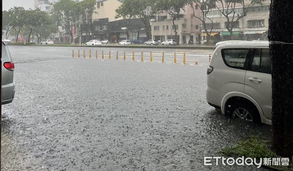 ▲▼快訊／高雄雷雨彈狂炸！水淹半個輪胎高，網傻：比上次停班還誇張。（圖／民眾提供）