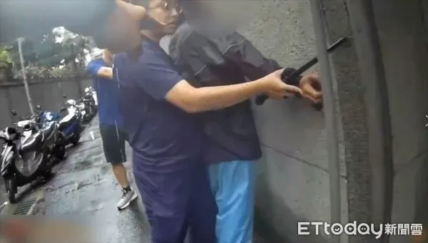 ▲汐止警方逮捕涉及多起敲車窗竊案的周嫌。（圖／記者張君豪翻攝）