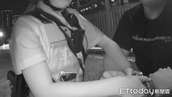 ▲▼員警追趕後將蔡男逮捕，查出竟犯5條通緝。（圖／桃園警分局提供）