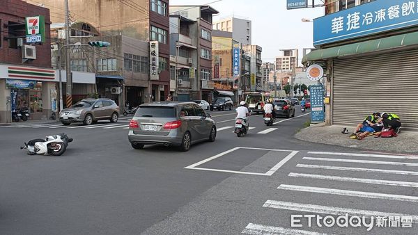 ▲▼機車行經頭份市中華路、協和街口遇救護車通過而緊急剎車後打滑摔車，騎士手腳擦傷送醫。（圖／記者蔡文淵翻攝）