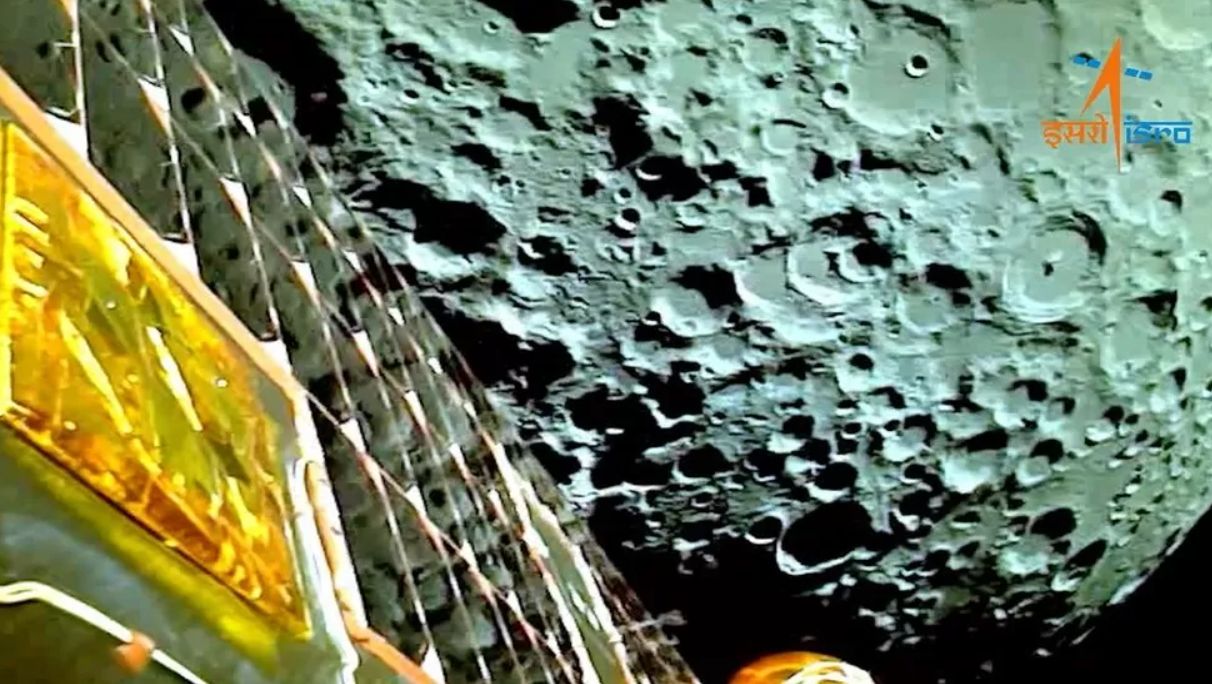 ▲▼ 印度「月船3號」6日正式進入月球軌道，並釋出首批近距離拍攝照片。（圖／翻攝自ISRO）