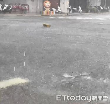 ▲因受西南季風影響，7日上午降下大雷雨，東區10分鐘雨量達到15毫米，已超過側溝保護標準，東區自由路及東門路口出現積水約10公分。（圖／記者林東良翻攝，下同）