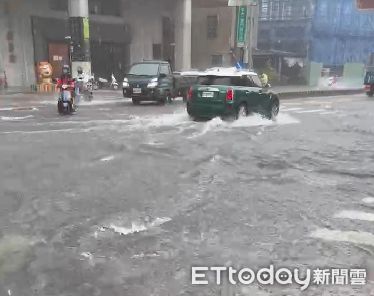 ▲因受西南季風影響，7日上午降下大雷雨，東區10分鐘雨量達到15毫米，已超過側溝保護標準，東區自由路及東門路口出現積水約10公分。（圖／記者林東良翻攝，下同）