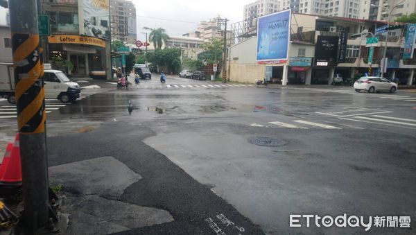 ▲因受西南季風影響，7日上午降下大雷雨，東區10分鐘雨量達到15毫米，已超過側溝保護標準，東區自由路及東門路口出現積水約10公分。（圖／記者林東良翻攝，下同）