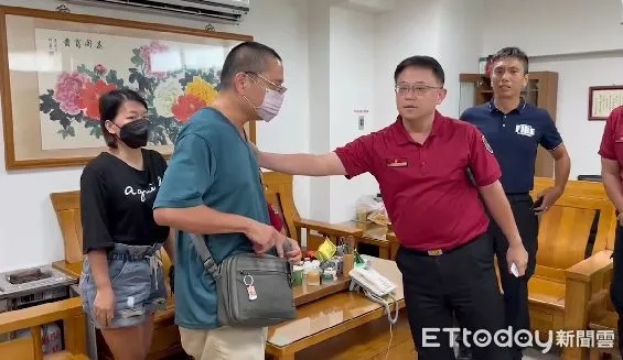 ▲余姓女童的父母，下午至台南市消防局第六大隊，向當日執勤救援的消防人員親自致謝。（圖／記者林東良翻攝，下同）