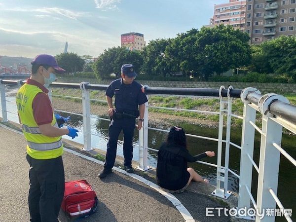 ▲▼警方與消防救人員聯手勸說讓女子態度軟化。（圖／桃園警分局提供）