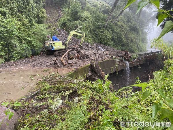 ▲投89線連日受颱風豪雨影響，52K處6日晚間再傳坍方中斷。（圖／記者高堂堯翻攝）