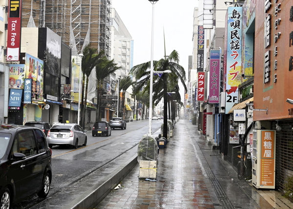 ▲▼日本沖繩那霸市2023年8月2日受到卡努颱風影響，街上幾乎看不到遊客。（圖／達志影像／美聯社）