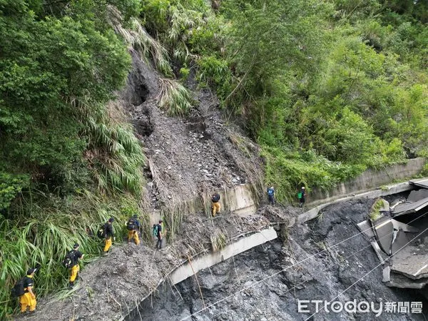 ▲▼南投,仁愛,峭壁,救援。（圖／台中消防提供）