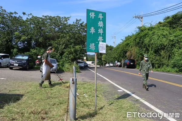 ▲▼ 苗栗頭份斗煥坪軍營傳出本土登革熱首例，軍方對營區內外除草，加強清除孳生源（圖／記者蔡文淵翻攝）