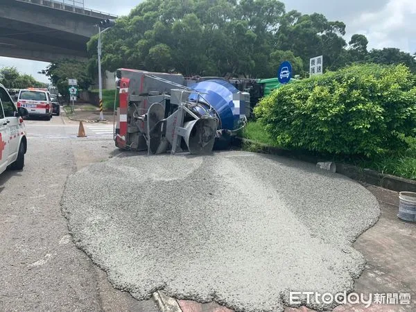 ▲▼水泥預拌車,國道,翻車。（圖／記者許權毅翻攝）