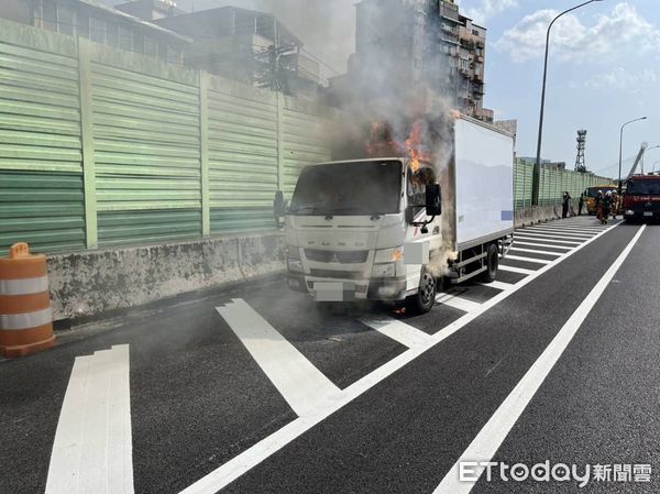 ▲某超商物流貨車在國道燃燒，所幸駕駛及時逃生並無傷亡。（圖／記者張君豪翻攝）