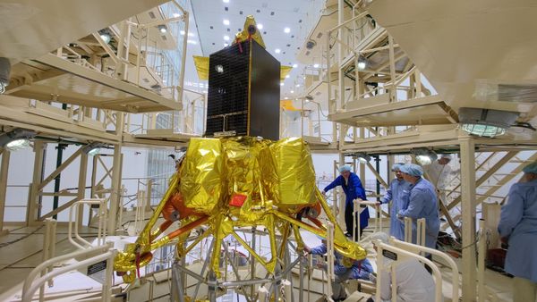 ▲▼俄羅斯航太國有公司旗下人員將「月球25號」（Luna-25）探測器與「聯盟2號」（Soyuz-2）載運火箭的上端部分對接。（圖／取自laspace.ru）
