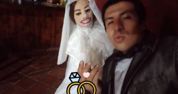 哥倫比亞一名男子宣布和布娃娃結婚。（圖／翻攝自TikTok）