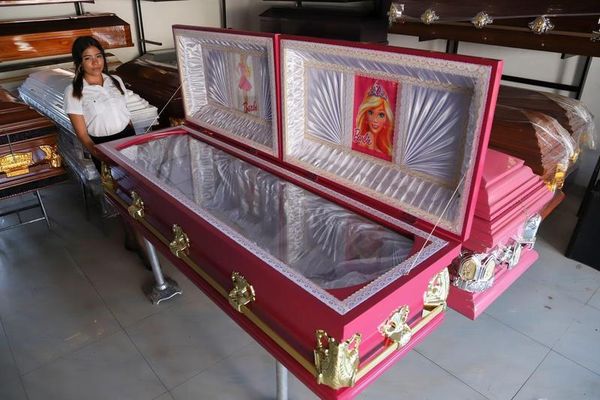 薩爾瓦多一家葬儀社推出芭比主題棺材。（翻攝@SuckerCarlson推特）