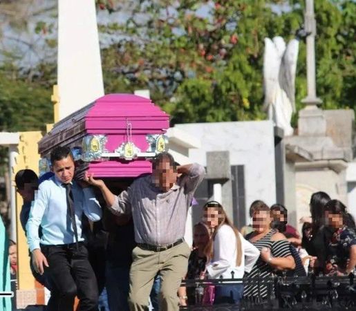 葬儀社推出粉紅色棺材。（翻攝@thepophive推特）