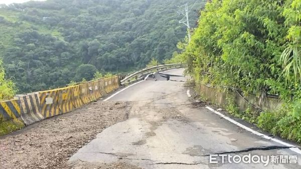 ▲南投縣仁愛鄉力行產業道路崩落，瞬間畫面曝光。（圖／民眾提供，下同）