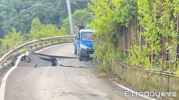 ▲南投縣仁愛鄉力行產業道路崩落，瞬間畫面曝光。（圖／民眾提供，下同）