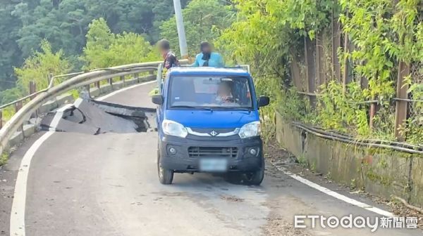 ▲南投縣仁愛鄉力行產業道路崩落，瞬間畫面曝光。（圖／民眾提供，下同）