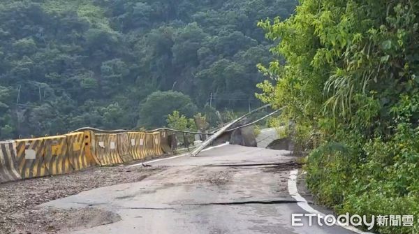 ▲南投縣仁愛鄉力行產業道路崩落，瞬間畫面曝光。（圖／民眾提供，下同）