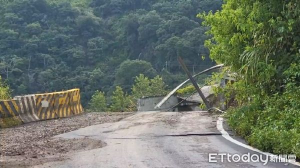 ▲南投縣仁愛鄉力行產業道路崩落，瞬間畫面曝光。（圖／民眾提供，下同）