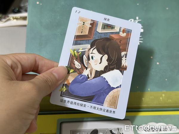 ▲▼心理師蘇絢慧與插畫家施暖暖合作「內在小孩快樂牌卡」。（圖／記者林育綾攝）