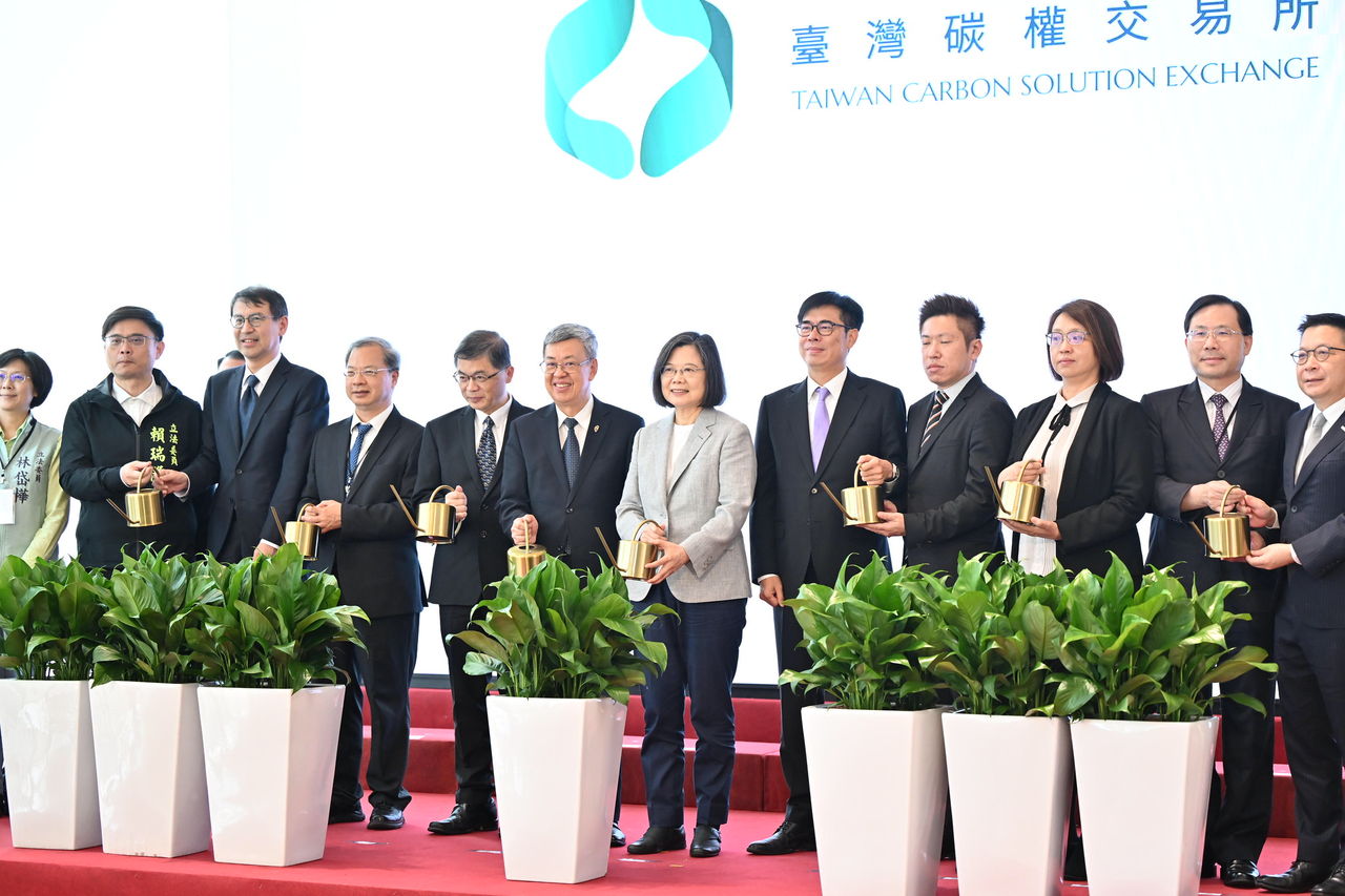 蔡英文出席台灣碳權交易所揭牌　「持續助企業把低碳化為新商機」 | ETt