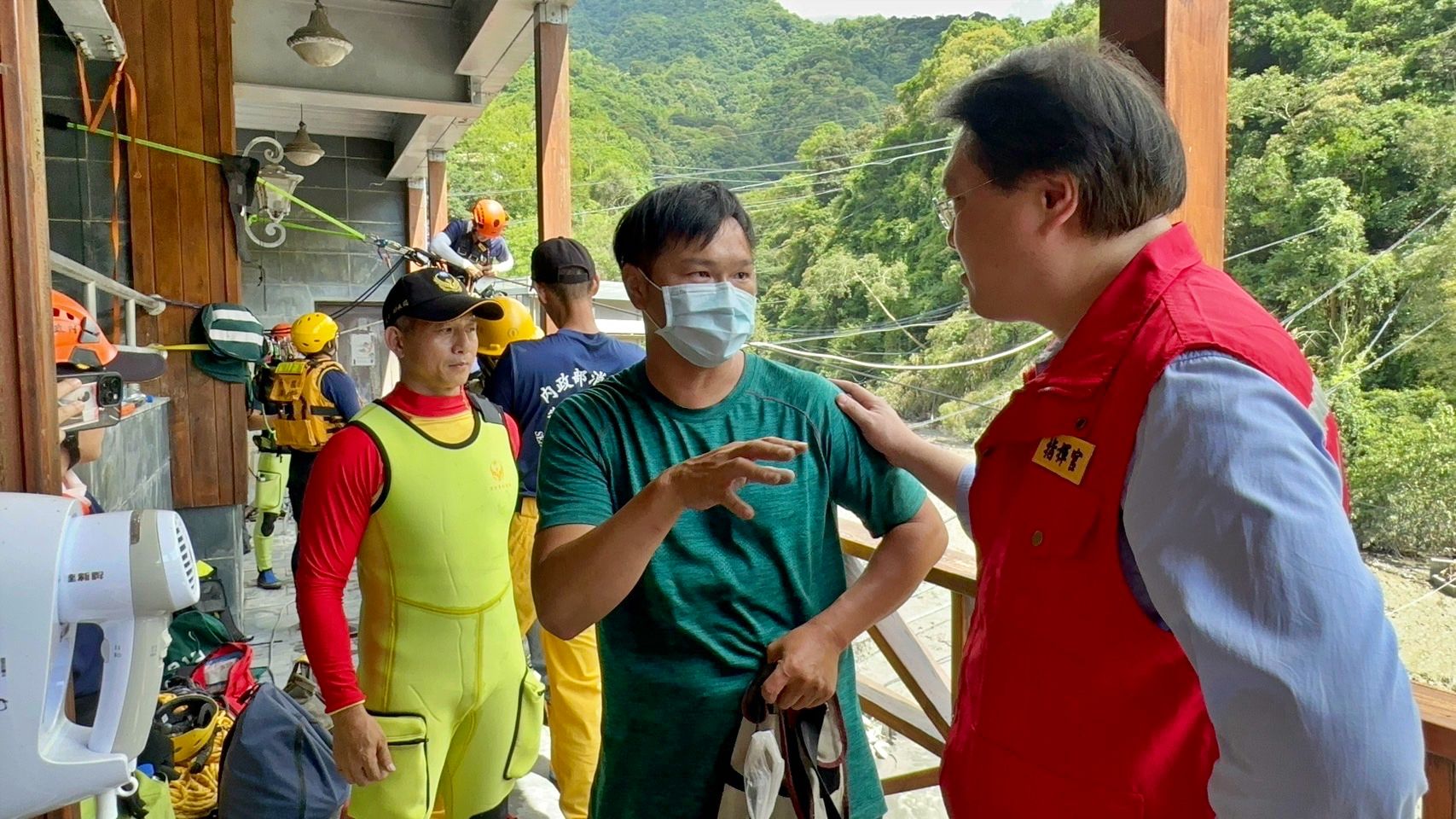 ▲林右昌連2天挺進盧山災區 居民熱情鼓掌肯定加油。（圖／翻攝自《林右昌UChange》臉書粉專）