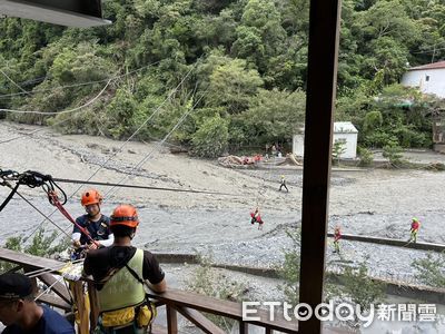 南投廬山受困21人逐一溜過繩索 湍急溪面驚險畫面曝