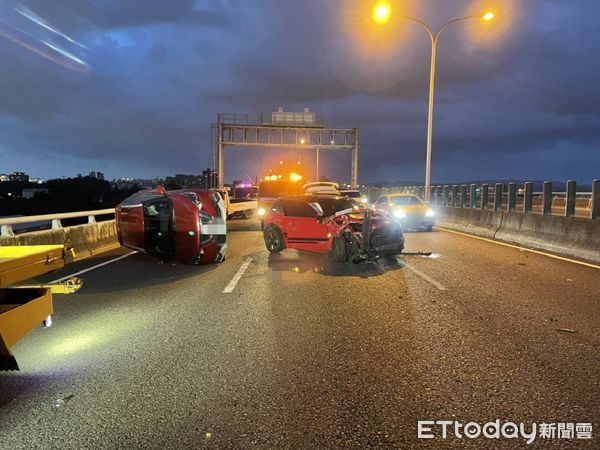 ▲▼快訊／台74線爆嚴重車禍　4車連撞「翻車」3人受傷　。（圖／記者許權毅翻攝）