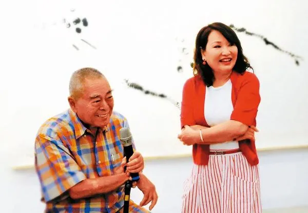 國際知名畫家蕭勤（左）生前與妻子Monica由蕭勤國際文化基金會執行長吳素琴（右）照顧生活，如今傳出15億元爭產案。（翻攝蕭勤國際文化藝術基金會臉書）