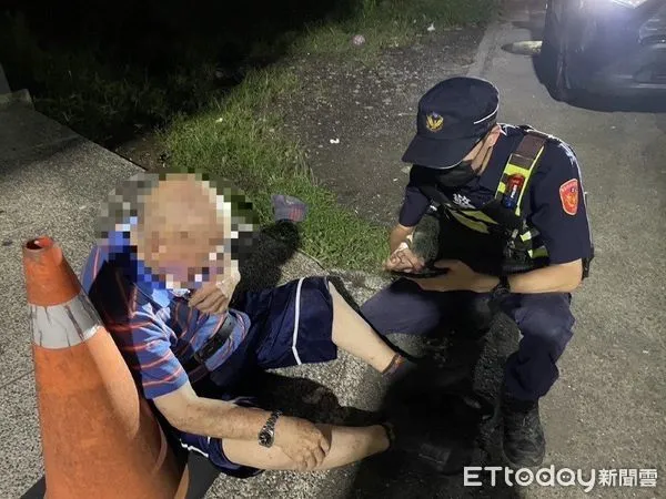 ▲東港警分局新園分駐所警員陳彥旭、高煜程協助郭姓老翁就醫           。（圖／記者陳崑福翻攝）