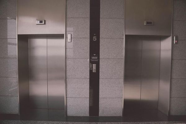 一名網友爆料自身遇到的靈異事件，曾經等電梯下樓時，看到監視器畫面顯示電梯內有人，但電梯門打開卻空無一人。（示意圖，pixabay）