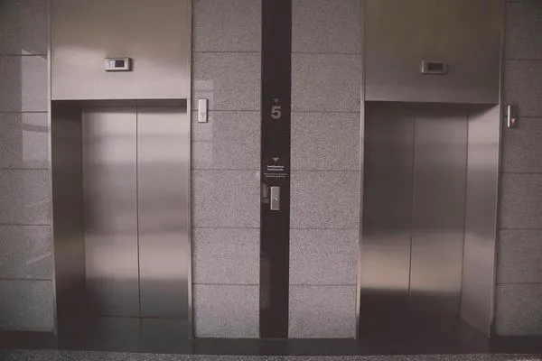 一名網友爆料自身遇到的靈異事件，曾經等電梯下樓時，看到監視器畫面顯示電梯內有人，但電梯門打開卻空無一人。（示意圖，pixabay）