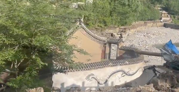 ▲北京房山區蒲窪鄉的一座龍王廟在洪災過後仍屹立不搖。（圖／翻攝微博）