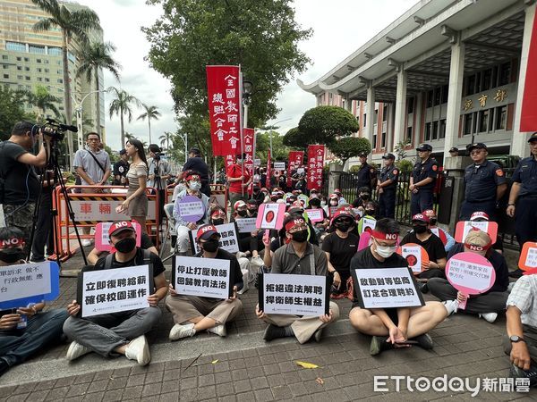 ▲新竹義民中學百名師生和家長到教育部陳情。（圖／記者楊惠琪攝）