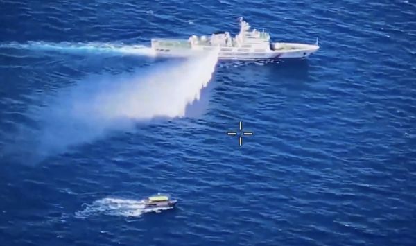 ▲▼水砲噴射菲律賓船隻！中國海警公布影片：全程理性克制。（圖／翻攝中國海警局）