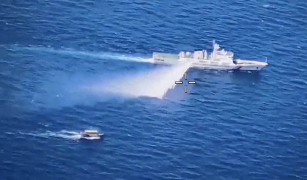 ▲▼水砲噴射菲律賓船隻！中國海警公布影片：全程理性克制。（圖／翻攝中國海警局）