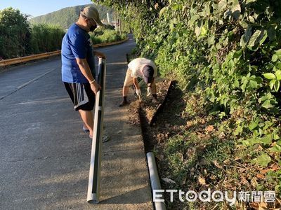 東管處陸蟹山海廊道試驗 設瓦楞板及PVC管導引進入使用