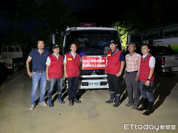 ▲工務處長汪令堯協調雲林所有搶通道路機具業者，將挖土機45型7台、挖土機120型14台、挖土機200型1台、鏟土機11台、3.5噸貨車3台，支援人力22人，立即前往搶修開通道路。（圖／記者蔡佩旻翻攝）