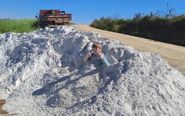 7歲童玩耍吸入致命石灰粉「幾分鐘死亡」　家人留下最後身影崩潰。（圖／翻攝自Facebook）