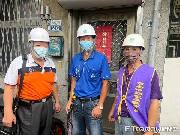 ▲台南市做工行善團，協助修整弱勢家庭門窗，加入登革熱防疫行動。（圖／記者林東良翻攝，下同）
