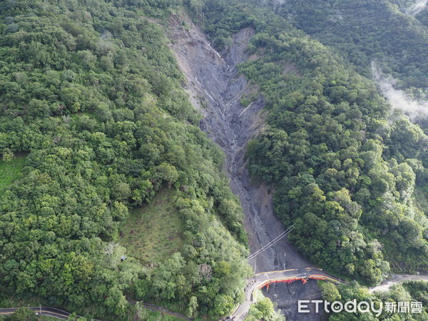 ▲奧萬大聯外道路7.6K崩塌擴大，崩塌土石危及橋樑安全。（圖／林業署南投分署提供）