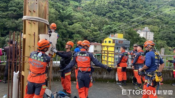 ▲▼新北市特搜大隊在仁愛鄉順利救出受困民眾，南投縣長到場頒發感謝狀             。（圖／記者陳以昇翻攝）