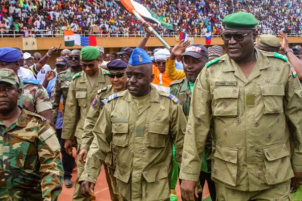 ▲▼8月6日，尼日政變的軍方領袖及其支持者參加首都尼阿美（Niamey）的一場集會（圖／路透）